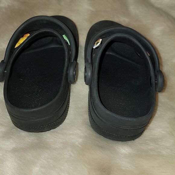 CROCS BLACK CLASSIC CLOGS, SIZE 6-7, WITH SESAME STREET JIBBITZ - Picture 5 of 6